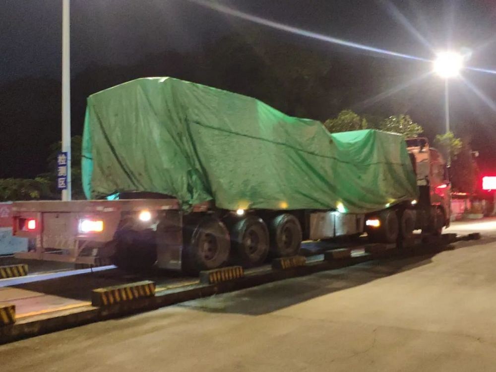324國(guó)道大貨車(chē)！運載石材荒料，超載率達115％ 被交警查獲！